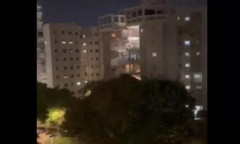 Πολίτες στο Ισραήλ ψάλλουν τον εθνικό ύμνο από τα μπαλκόνια τους (βίντεο)